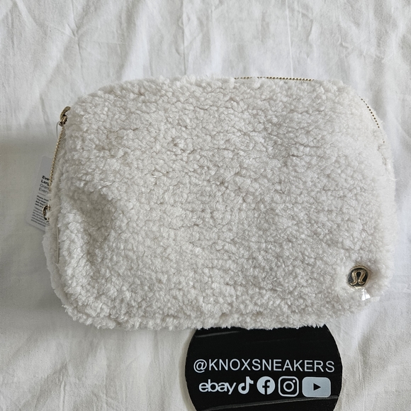 🆕NWT Lululemon Everywhere Belt Bag Large 2L Fleece White/Gold Hardware WHTO - Picture 1 of 5
